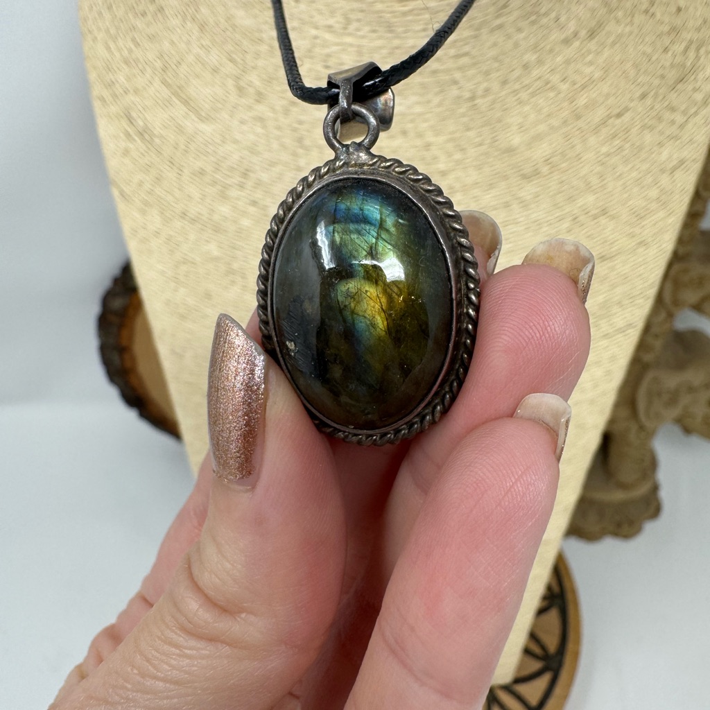 Elegant Labradorite Pendant Necklace